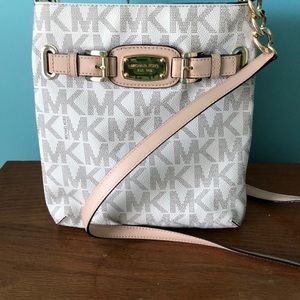 Michael crossbody in great Condition!